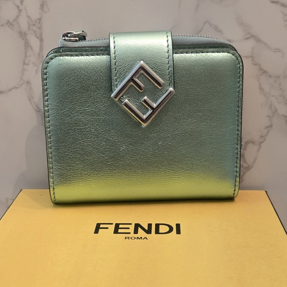 Fendi Vitello Laminato FF Diamonds Compact Wallet - Verde Chiaro